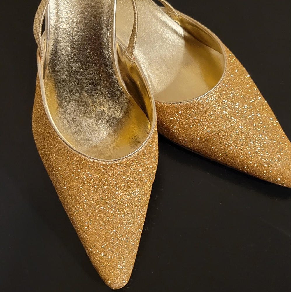 Classy Holiday Pumps - Picture 6 of 6